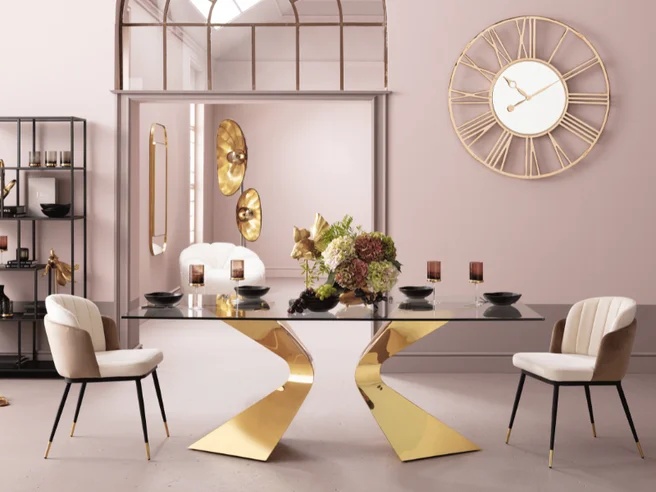 Modernes Esszimmer mit rundem Tisch, hellen Stühlen, Vitrine und dekorativer Wanduhr.
