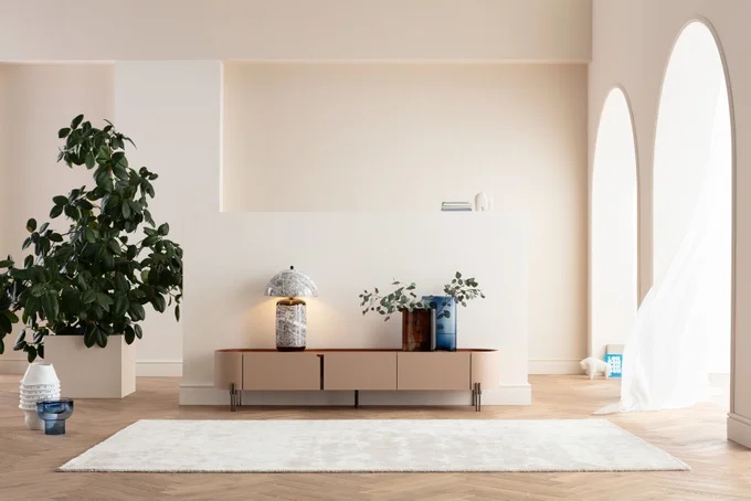 Helle Kommode mit Holzplatte, Pflanzen und Wohnaccessoires in einem modernen Wohnraum.
