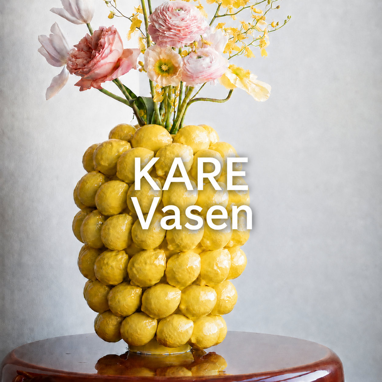 Eine außergewöhnliche KARE Vase in Ananasform setzt mit frischen Blumen einen farbenfrohen Akzent in modernen Wohnräumen.